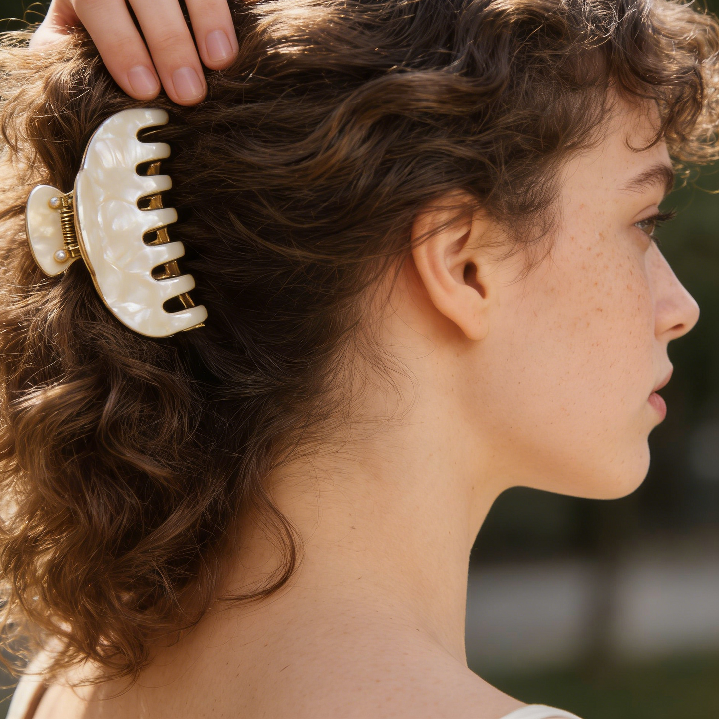 Luxurious Pearl-Embellished MOP Hair Claw